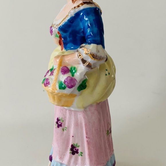 8.5 Occupied Japan Porcelain Lady Figurine - Picture 5 of 8